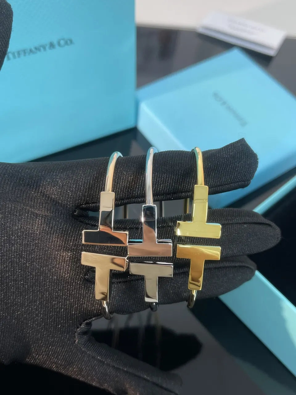 Tiffany T Wire Bracelet in 18K Gold - Hình 2