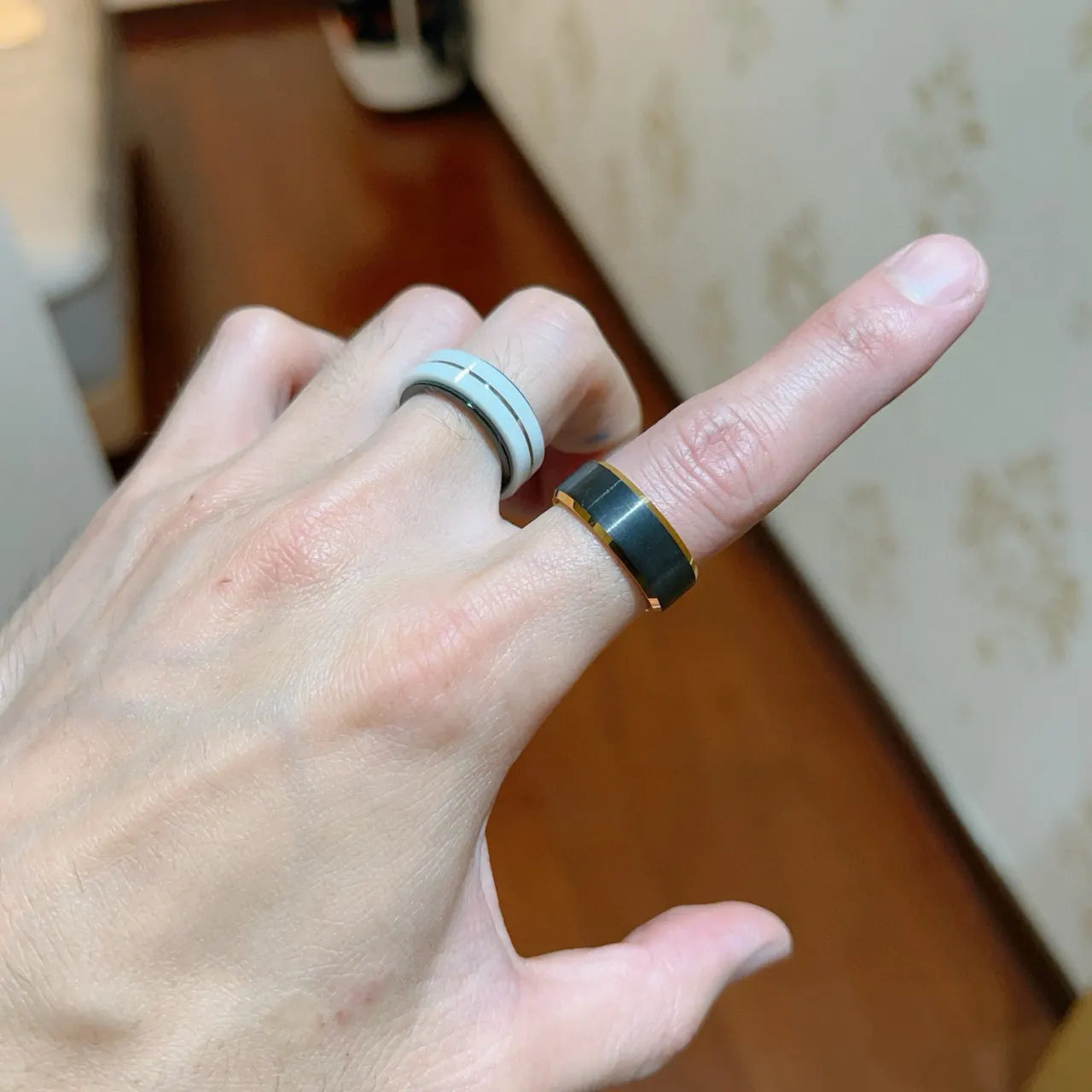 black edge Gucci White Ceramic Ring - Hình 5