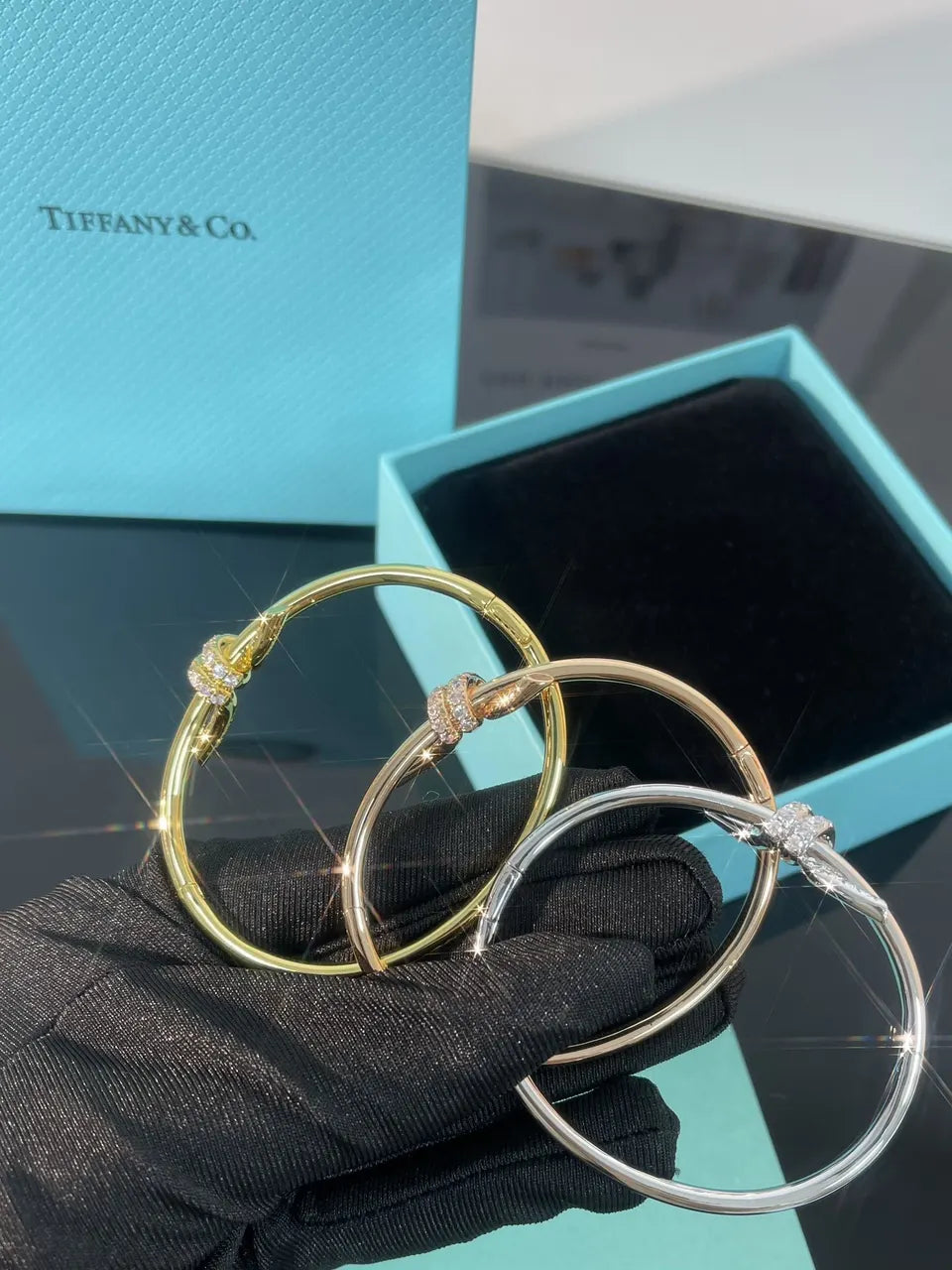 Premium Knot Bangle Bracelet in Gold with Diamonds - Hình 5