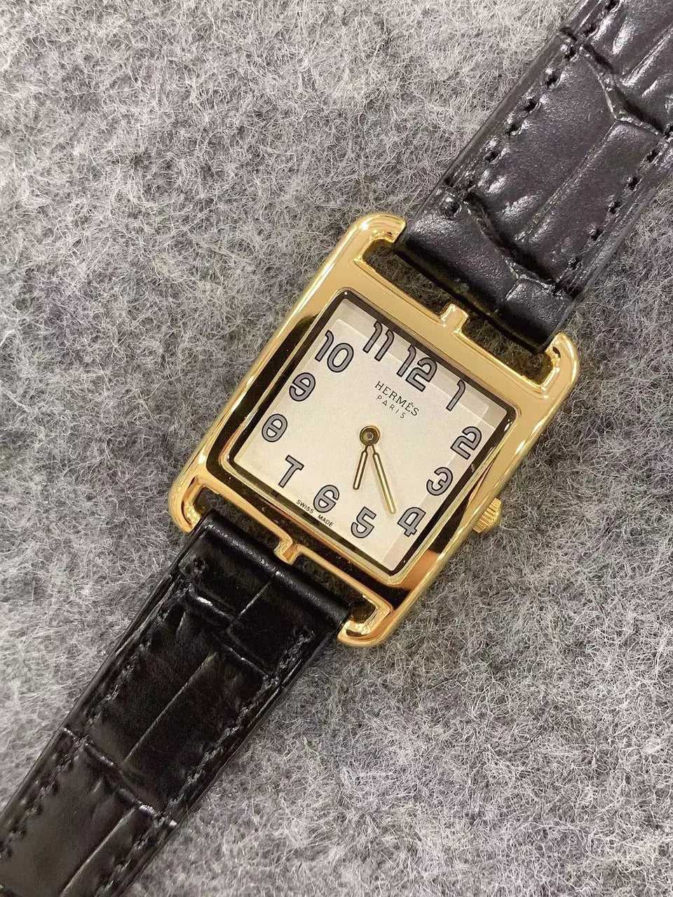 Hermès Gold Rectangular Watch - Hình 2