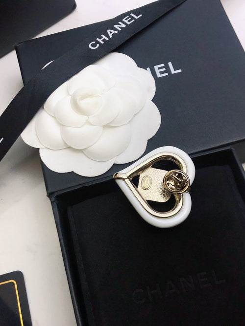 18K  Chanel Heart Brooch