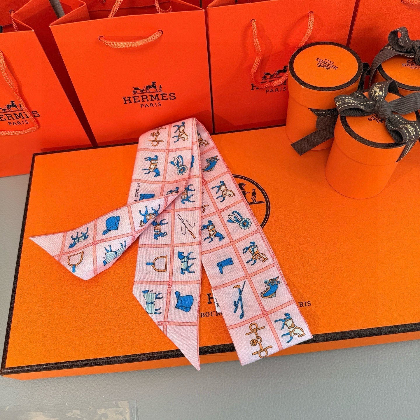 HERMES HERMES 25S SCARF 86 IN SILK 853136