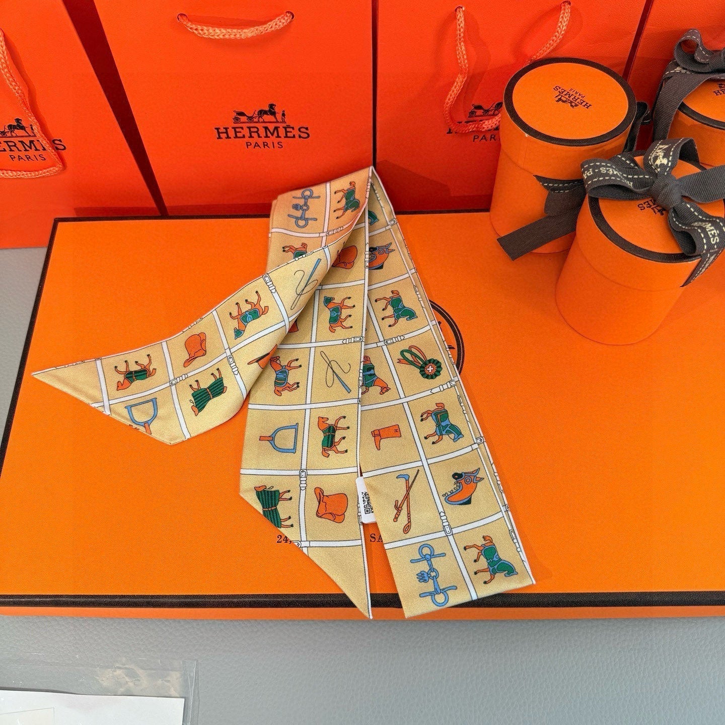 HERMES HERMES 25S SCARF 86 IN SILK 853137