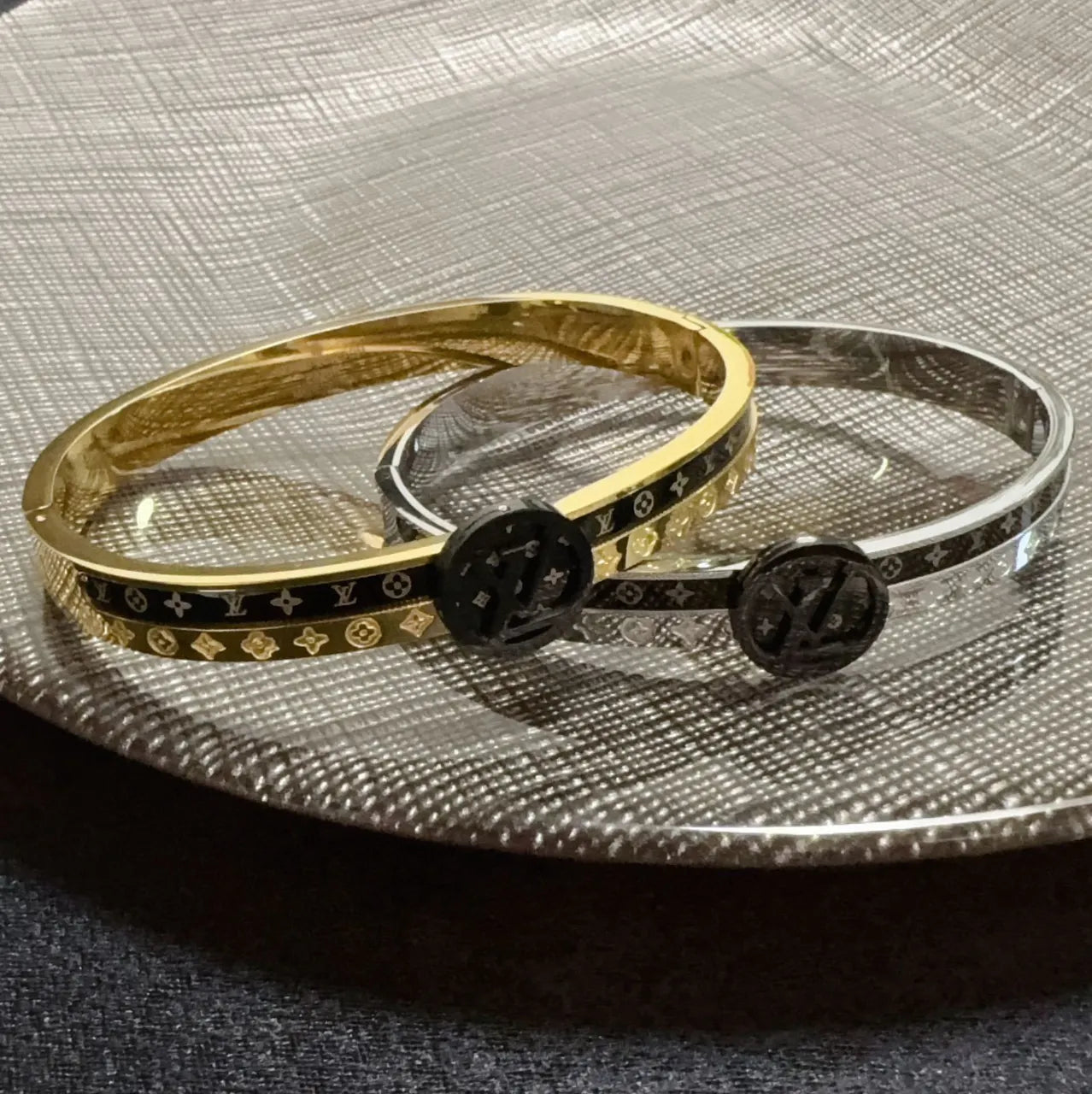 Gold and black designer bangle bracelet on wrist - Hình 7