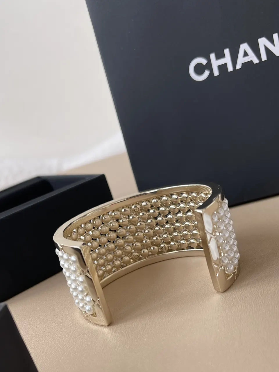 Chanel Pearl and Crystal Cuff Bracelet - Hình 4