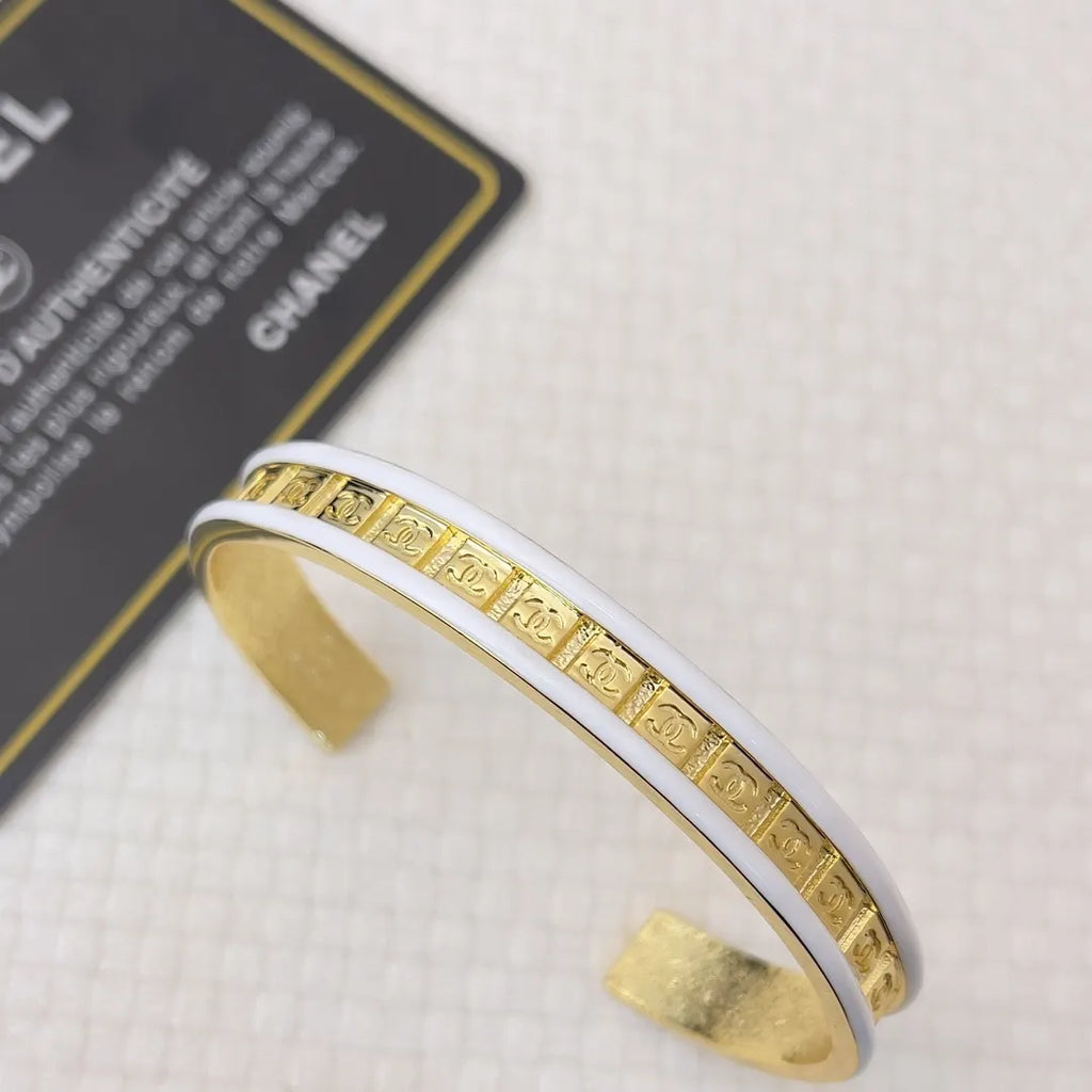 Luxury Enamel Cuff Bracelet in White and Pink - Hình 4