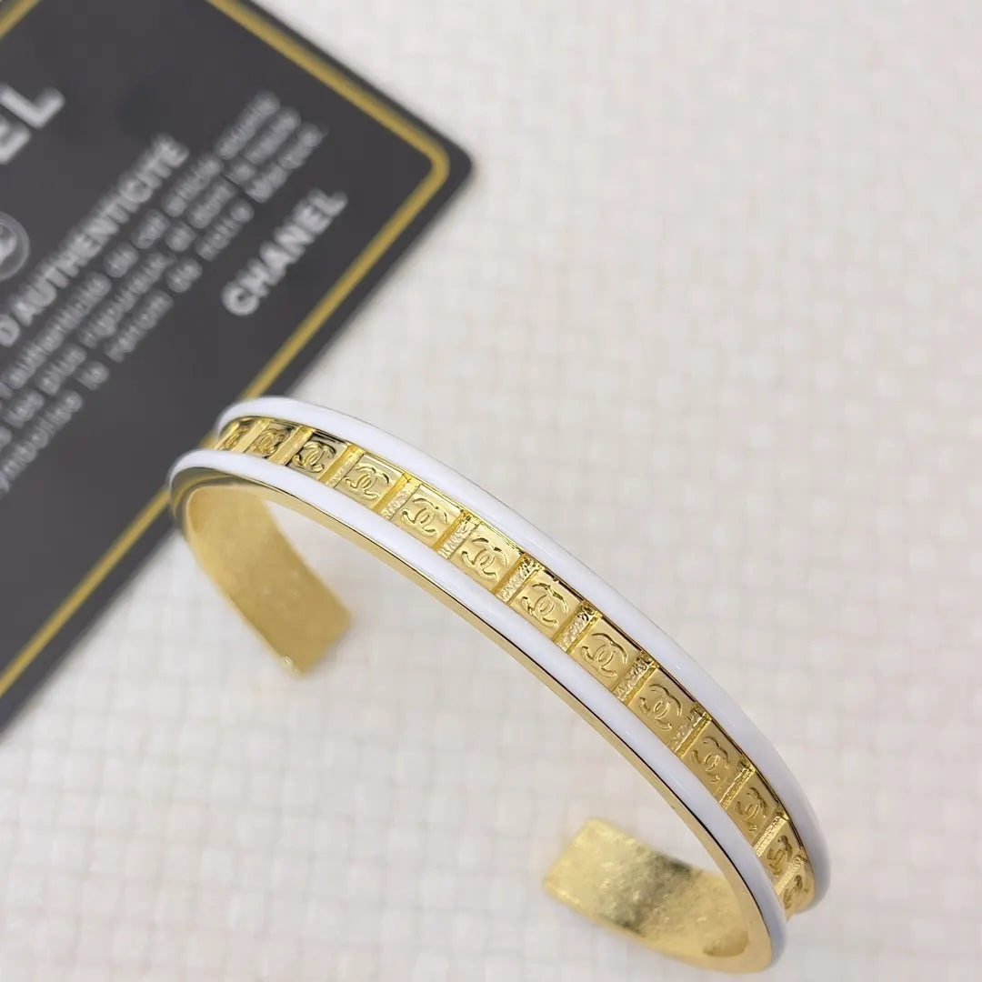 Luxury Enamel Cuff Bracelet in White and Pink - Hình 4