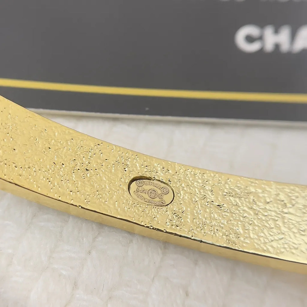 Luxury Enamel Cuff Bracelet in White and Pink - Hình 8