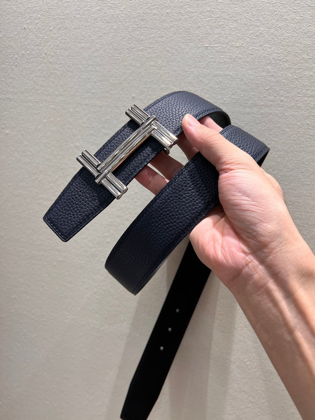 HERMES TRAVERSE BELT BUCKLE & REVERSIBLE NAVY BLUE LEATHER STRAP 38 MM SILVER HARDWARE