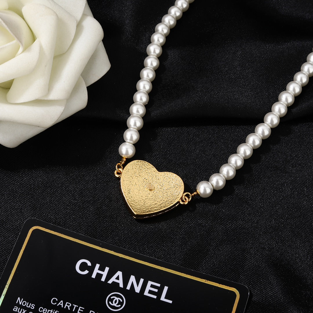 CHANEL 25S CHAIN BELT IN WHITE PEARL 614479