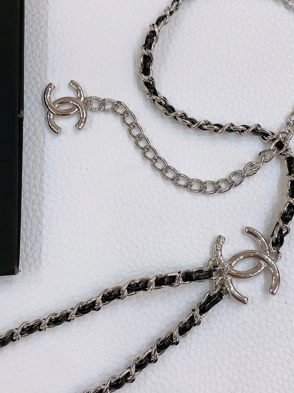 CHANEL CHAIN BELT IN SILVER METAL INTERWOVEN WITH CALFSKIN STRAPS