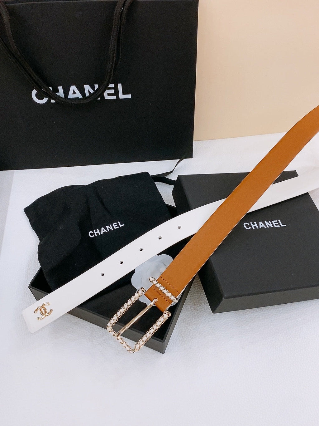 CHANEL BELT 30MM IN BROWN AND WHITE CALFSKIN WITH INTERWOVEN GOLD CHAIN BUCKLE