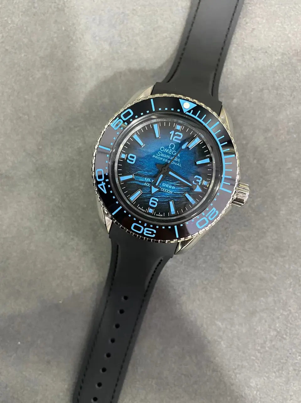 black Omega Seamaster Blue Wave Dial - Hình 3
