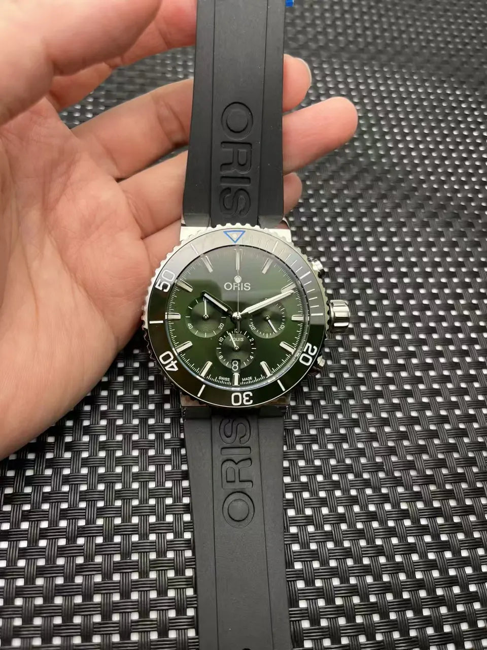 dial black Oris Aquis Green Chronograph - Hình 2
