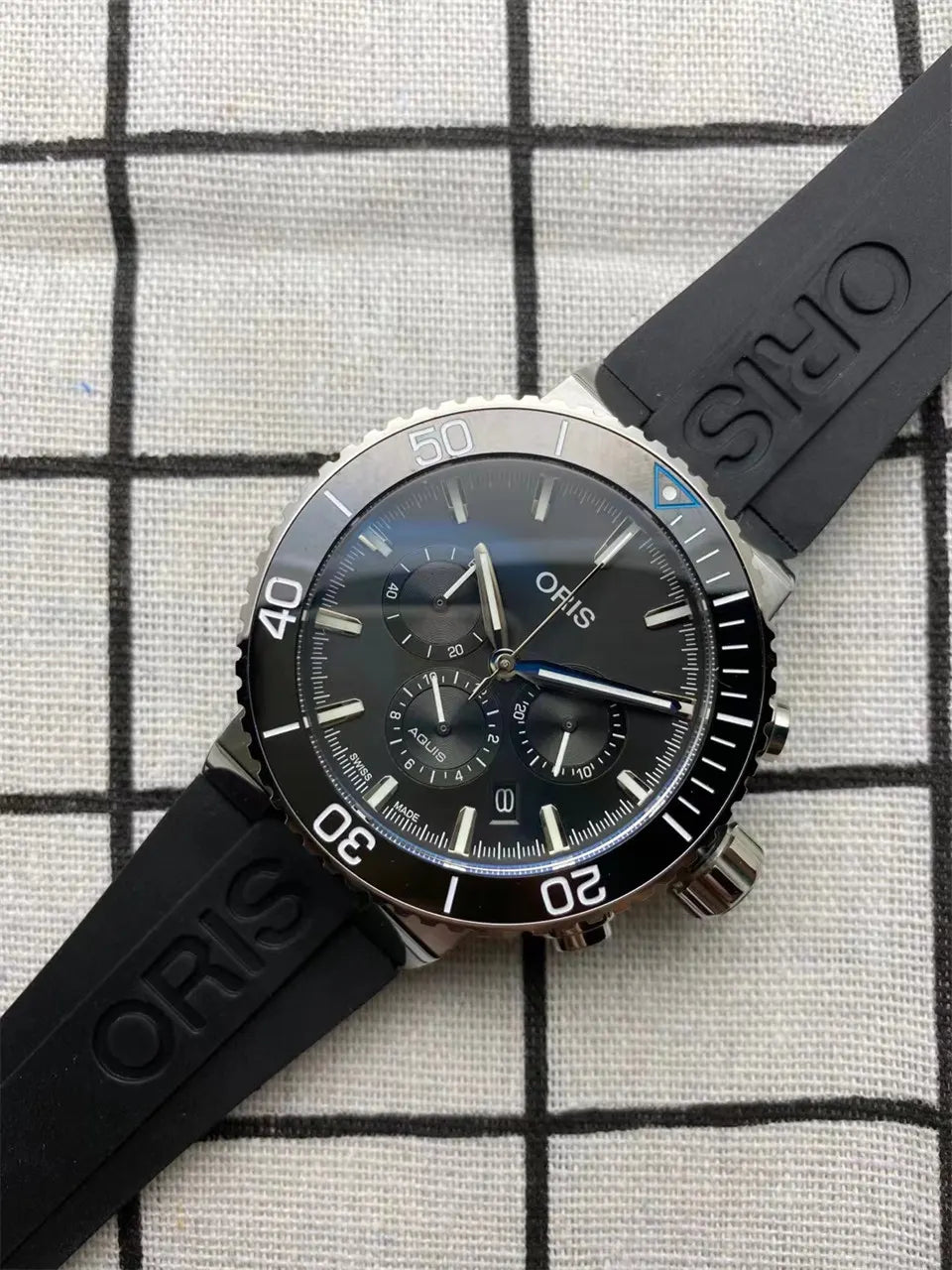 Oris Aquis Black Rubber - Hình 3